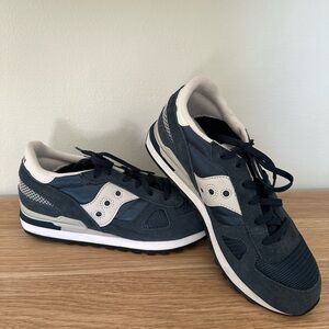 Saucony boys shoes size 5